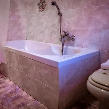 فندق مبيت وإفطار Dimora Le Grottaglie 3*