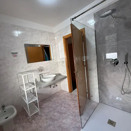 فندق مبيت وإفطار Dimora Le Grottaglie 3*